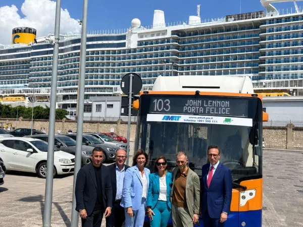 Al Palermo Marina Yachting con il …103 (il 104 e il 107) Al Palermo Marina Yachting con il …103 (il 104 e il 107)